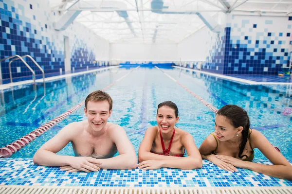 Amici felici a lezione di piscina imparare a nuotare e divertirsi — Foto Stock