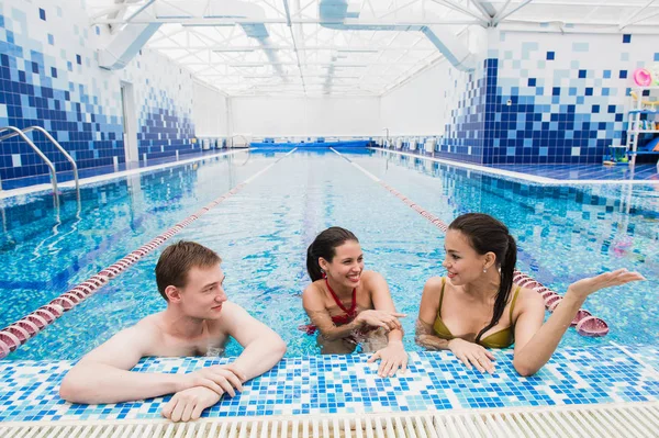 Amici felici a lezione di piscina imparare a nuotare e divertirsi — Foto Stock