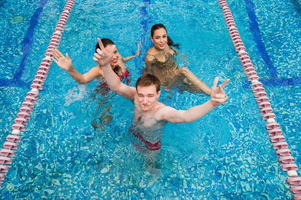 Вечірка в басейні. три друзі танцюють в приміщенні — стокове фото