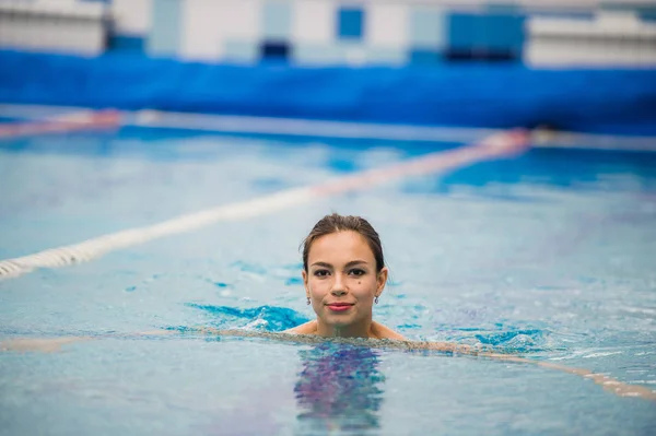 Retrato sonriente de una hermosa mujer en la piscina — Foto de Stock