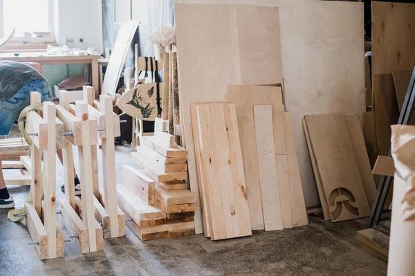 Bordes de muebles y HERRAMIENTAS. esquejes de madera contrachapada en el taller — Foto de Stock
