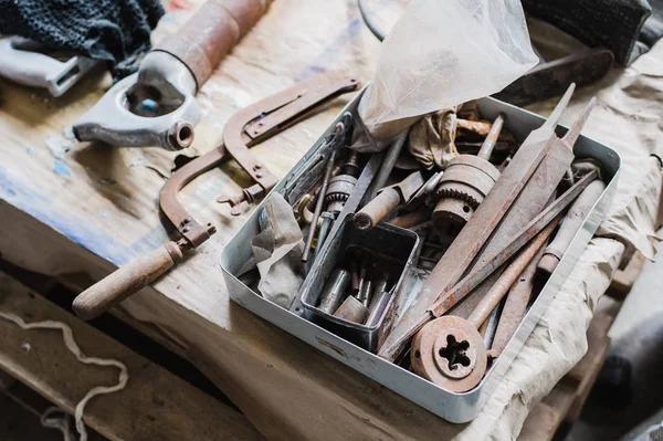 Caixa de ferramentas de vida morta com unhas rasp e ferramentas antigas — Fotografia de Stock