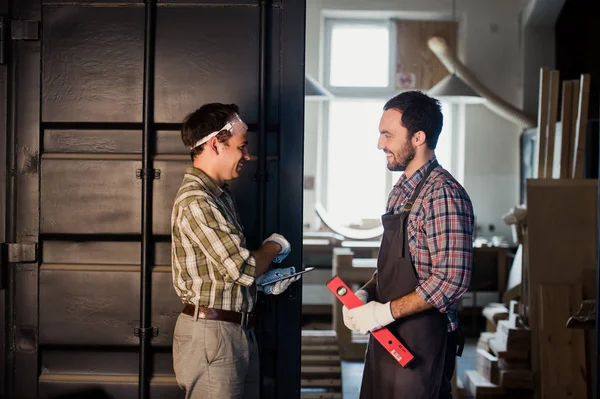 Architectes masculins serrant la main sur le chantier — Photo