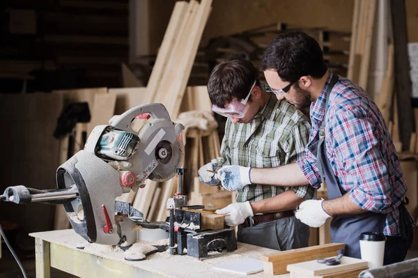 Inspector y carpintero discuten el proceso de fabricación de productos de madera para muebles —  Fotos de Stock