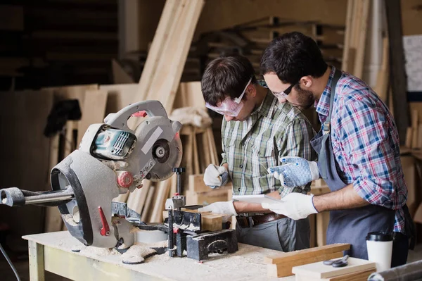 Inspecteur en timmerman bespreken het proces van het maken van houtproducten voor meubelen — Stockfoto