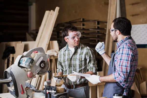 Inspector y carpintero discuten el proceso de fabricación de productos de madera para muebles — Foto de Stock