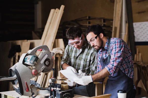 Jefe enojado y trabajador juntos en un taller de carpinteros — Foto de Stock