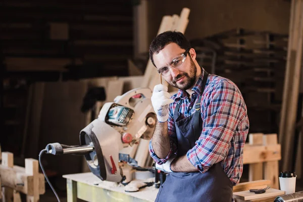 Hermoso joven carpintero artesano en el taller, sonriendo — Foto de Stock