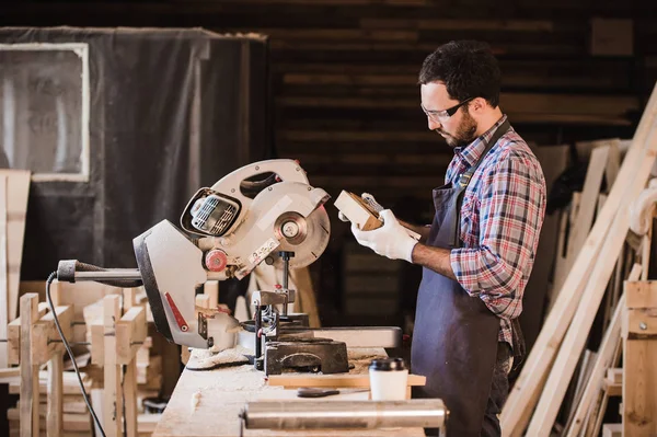 Profesión, carpintería, carpintería concepto de personas carpintero con tablón de madera y cuaderno de verificación de sus notas en el taller — Foto de Stock