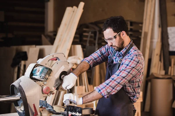 Carpintero usando sierra circular para madera en su taller —  Fotos de Stock