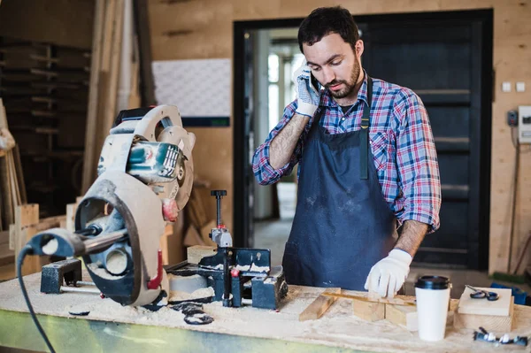 Retrato de carpintero llamando por teléfono inteligente en el taller — Foto de Stock
