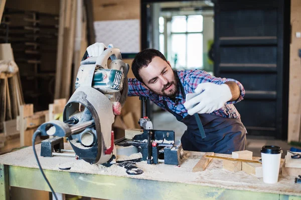 Carpinteiro tirando uma selfie com serra de mitra em seu local de trabalho — Fotografia de Stock