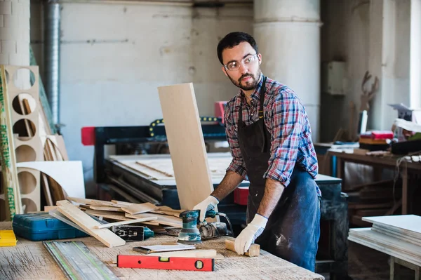 El trabajador muele la madera de la rectificadora angular —  Fotos de Stock