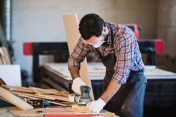 El trabajador muele la madera de la rectificadora angular — Foto de Stock