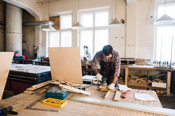 Carpenter y su colega estrechando manos en el taller de carpintería —  Fotos de Stock