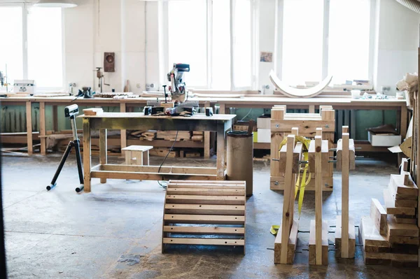 Oficina de carpintaria com ferramentas e suprimentos — Fotografia de Stock