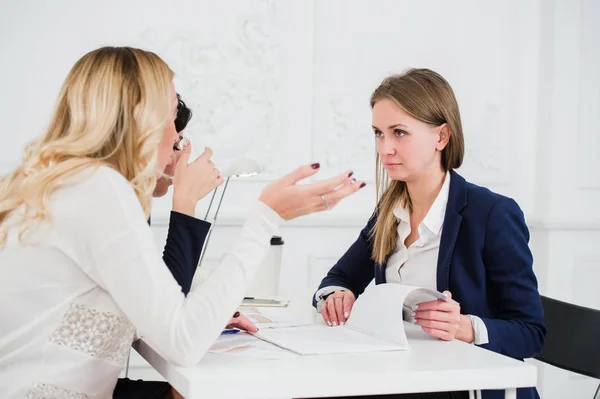 Equipo de negocios casual teniendo una reunión en la oficina — Foto de Stock