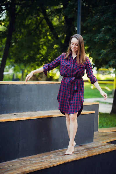 Fille fait pirouette marche sur une pointe des pieds contre le parc d'été . — Photo