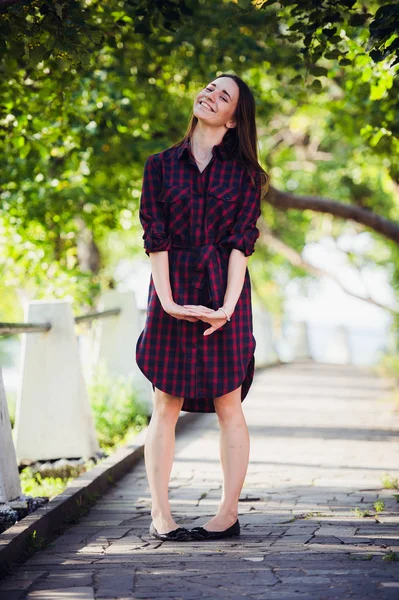 屋外の公園で歩く市松普段着で美しい、かわいい女性。ストリート ・ ファッション スタイル. — ストック写真