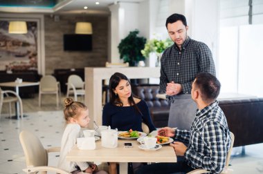 Mutlu aile bir restoranda kahvaltı