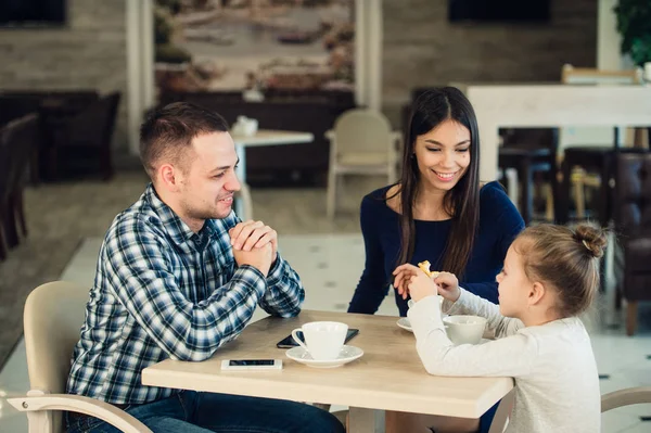 Familia disfrutando del té en el café juntos — Foto de Stock