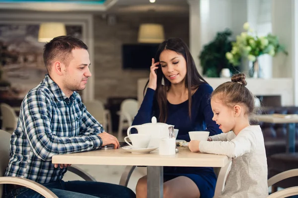 Famiglia godendo il tè nel caffè insieme — Foto Stock