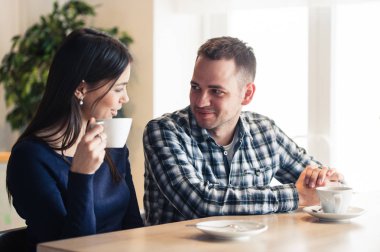 Mutlu çift çay içme café'de söz
