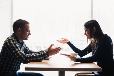 Kafe - öğle yemeği sırasında savunarak çift çatışma sahnesi.