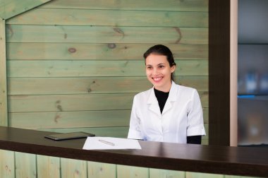 Mutlu Güzellik Salonu Yöneticisi portre. Kavram iş ve vücut bakımı hakkında