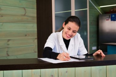 Bir kadın istemciye bir spa recpetion kullanır tablet pc manifatura. Güzellik ve teknoloji kavramı.