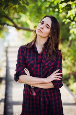 Yaz Park'ta damalı elbise sevimli kız