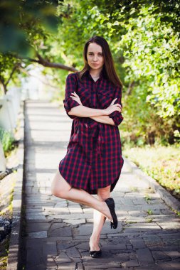 Yaz Park'ta damalı elbise sevimli kız