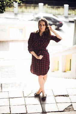 genç güzel mor elbise ayakta merdivenlerde uzun rüzgarlı saçlı kadınlar