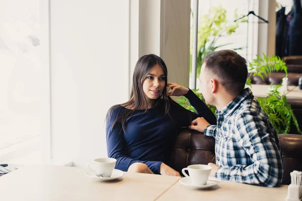 Casal feliz conversando no café, bebendo chá — Fotografia de Stock