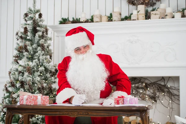 Ritratto di Babbo Natale che risponde alle lettere di Natale — Foto Stock