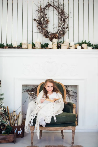 Portret van 7 jaar oud kind lezen boek thuis op Kerstmis — Stockfoto