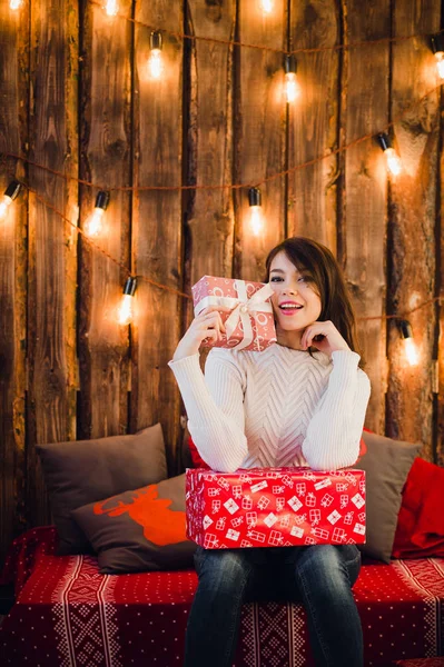 Усміхнена молода жінка з подарунками та ялинкою — стокове фото