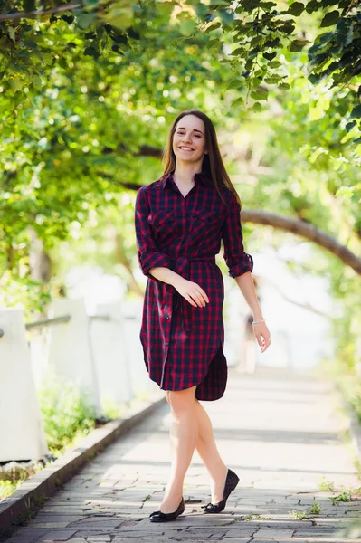 バイオレット色の服で、公園に立っている美しい若い女性の屋外写真 — ストック写真