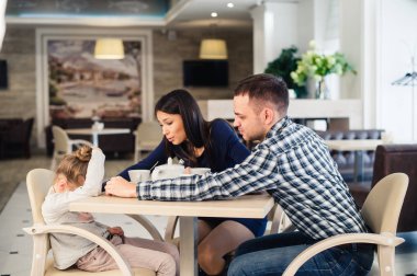 Anne restoran ve kızgın baba ağlayan kızı teselli verir