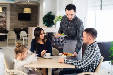 Aile içinde bir restoran hizmet veren ve tam plaka getiren garson