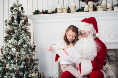 Noel Baba ve çocuk evde. Noel hediyesi. Aile tatili kavramı