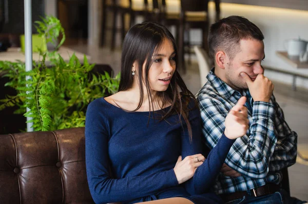 Homme et femme dans les discussions au restaurant — Photo