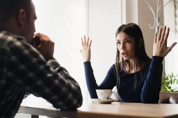 Um jovem casal a discutir num café. Problemas de relacionamento . — Fotografia de Stock