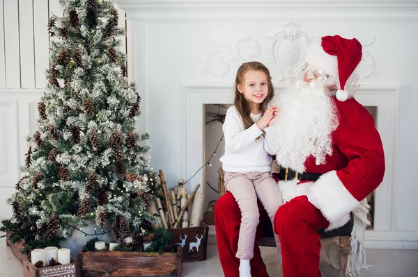 Papá Noel y el niño en casa. Regalo de Navidad. Concepto de vacaciones familiares —  Fotos de Stock