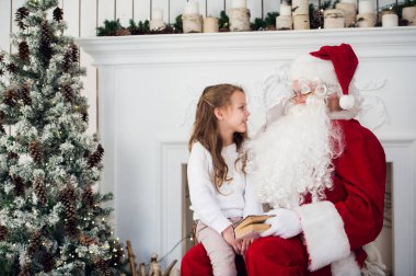 Noel Baba ve çocuk evde. Noel hediyesi. Aile tatili kavramı
