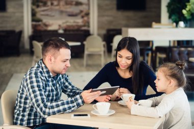 Aile Enjoying çay içinde Cafe birlikte