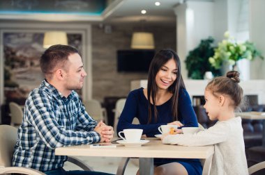 Aile Enjoying çay içinde Cafe birlikte