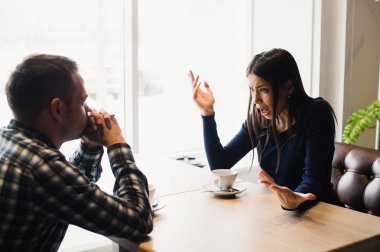 Erkek ve kadın restoranda tartışmalara