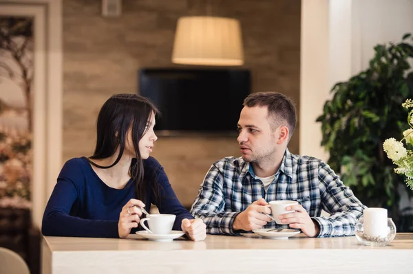 사람들, 커뮤니케이션 및 개념-카페에서 차를 마시는 행복 한 커플 데이트 — 스톡 사진