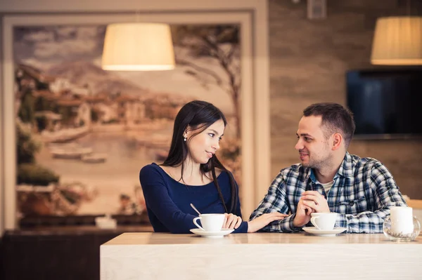커피숍에서 이야기하는 젊은 부부 — 스톡 사진